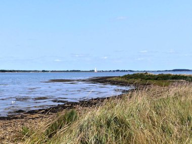 Ile-d 'Arz, Ağustos 2025: Britanya' nın Morbihan Körfezi 'nde Ile-d' Arz çevresinde yürüyüş - küçük kasabanın manzarası