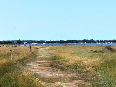 Ile-d 'Arz, Ağustos 2025: Britanya' nın Morbihan Körfezi 'nde Ile-d' Arz çevresinde yürüyüş - küçük kasabanın manzarası