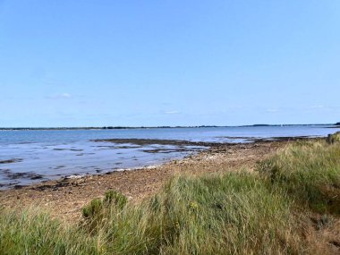 Ile-d 'Arz, Ağustos 2025: Britanya' nın Morbihan Körfezi 'nde Ile-d' Arz çevresinde yürüyüş - küçük kasabanın manzarası