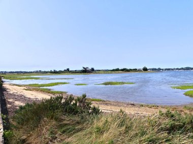 Ile-d 'Arz, Ağustos 2025: Britanya' nın Morbihan Körfezi 'nde Ile-d' Arz çevresinde yürüyüş - küçük kasabanın manzarası