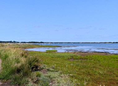 Ile-d 'Arz, Ağustos 2025: Britanya' nın Morbihan Körfezi 'nde Ile-d' Arz çevresinde yürüyüş - küçük kasabanın manzarası