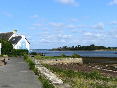 Ile-d 'Arz, Ağustos 2025: Britanya' nın Morbihan Körfezi 'nde Ile-d' Arz çevresinde yürüyüş - küçük kasabanın manzarası