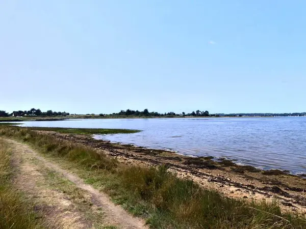 Ile-d 'Arz, Ağustos 2025: Britanya' nın Morbihan Körfezi 'nde Ile-d' Arz çevresinde yürüyüş - küçük kasabanın manzarası