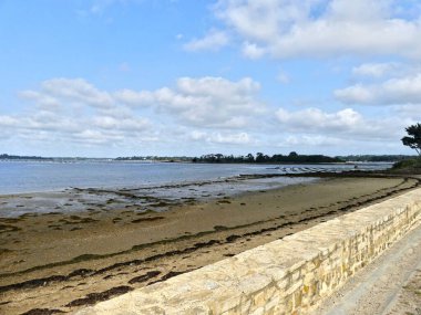 Ile-d 'Arz, Ağustos 2025: Britanya' nın Morbihan Körfezi 'nde Ile-d' Arz çevresinde yürüyüş - küçük kasabanın manzarası