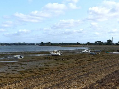 Ile-d 'Arz, Ağustos 2025: Britanya' nın Morbihan Körfezi 'nde Ile-d' Arz çevresinde yürüyüş - küçük kasabanın manzarası