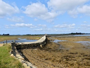 Ile-d 'Arz, Ağustos 2025: Britanya' nın Morbihan Körfezi 'nde Ile-d' Arz çevresinde yürüyüş - küçük kasabanın manzarası