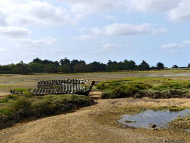 Ile-d 'Arz, Ağustos 2025: Britanya' nın Morbihan Körfezi 'nde Ile-d' Arz çevresinde yürüyüş - küçük kasabanın manzarası