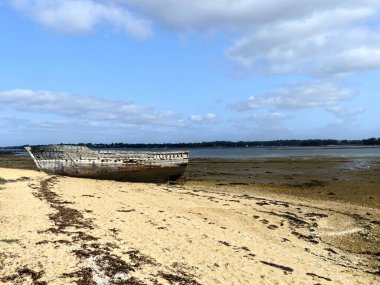 Ile-d 'Arz, Ağustos 2025: Britanya' nın Morbihan Körfezi 'nde Ile-d' Arz çevresinde yürüyüş - küçük kasabanın manzarası