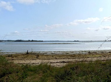 Ile-d 'Arz, Ağustos 2025: Britanya' nın Morbihan Körfezi 'nde Ile-d' Arz çevresinde yürüyüş - küçük kasabanın manzarası