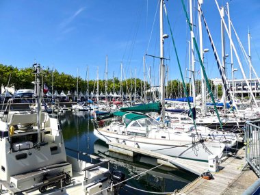 Lorient, Ağustos 2025 - Brittany 'deki güzel Lorient şehrini ziyaret edin - liman manzarası