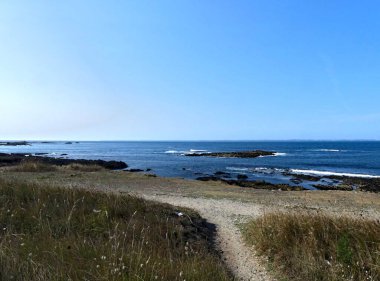 Quiberon, Ağustos 2025: Britanya 'nın Morbihan Körfezi' nde Quiberon yarımadasında yürüyüş