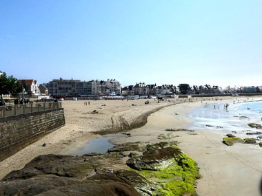 Quiberon, Ağustos 2025: Britanya 'nın Morbihan Körfezi' nde Quiberon yarımadasında yürüyüş
