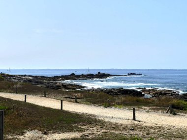 Quiberon, Ağustos 2025: Britanya 'nın Morbihan Körfezi' nde Quiberon yarımadasında yürüyüş