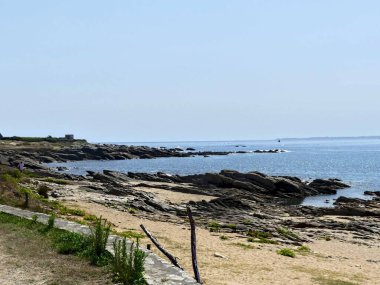 Quiberon, Ağustos 2025: Britanya 'nın Morbihan Körfezi' nde Quiberon yarımadasında yürüyüş