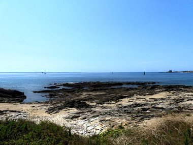 Quiberon, Ağustos 2025: Britanya 'nın Morbihan Körfezi' nde Quiberon yarımadasında yürüyüş