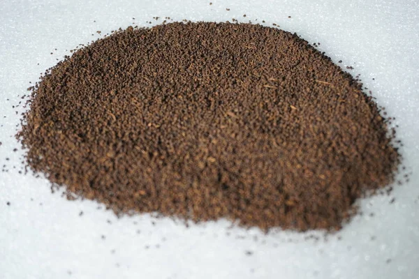 干燥的褐色茶叶在分离的背景下混合和晒干后 — 图库照片