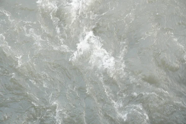 川の流れの川の波で速く動くウイスキーの水 — ストック写真