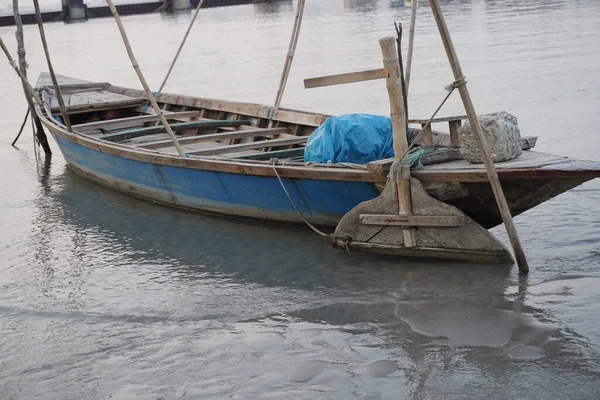 Pequeño Barco Pesca Navegando Río —  Fotos de Stock