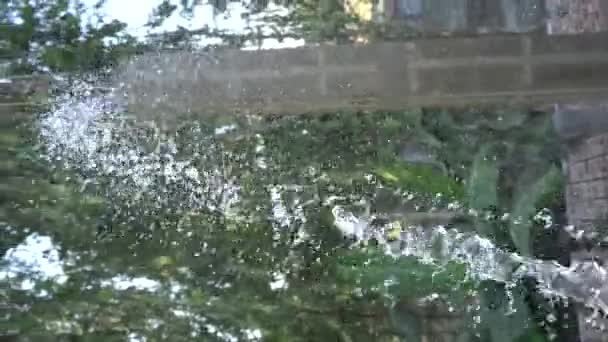 泼洒水 从室外房屋浇水的工人 — 图库视频影像