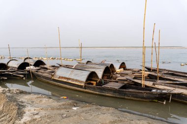 Nehir kenarına demirlenmiş ahşap balıkçı teknesi. Ağ ve ekipmanla birlikte 10 küçük balıkçı teknesi.