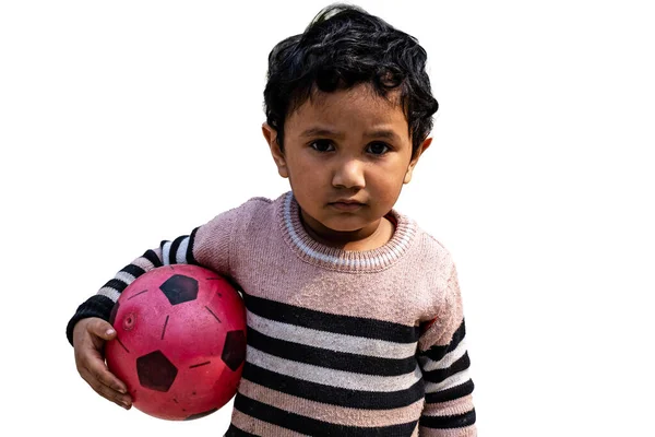 Küçük Çocuk Elinde Futbol Topuyla Avluda Duruyordu Genç Aktif Çocuk — Stok fotoğraf