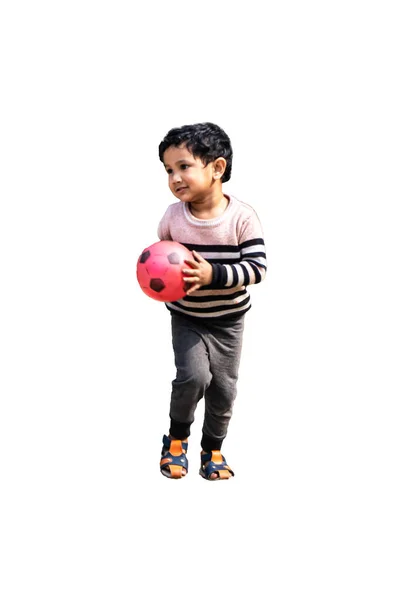 Futbol oynayan küçük bir çocuk. Çocuklar sporda eğleniyor. Mutlu çocuklar futbol maçında yarışıyor. Koşan futbolcular
