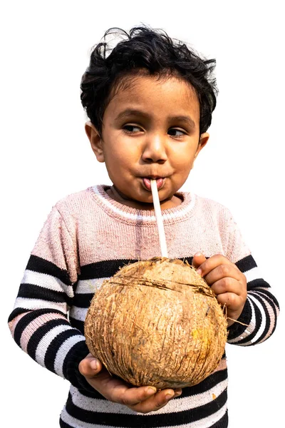 小男孩在院子里高兴地喝椰子水 — 图库照片