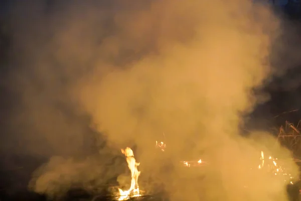 Дымовой Поток Загорелся Черном Фоне Накладывается Пыль Сияющего Света Дыма — стоковое фото