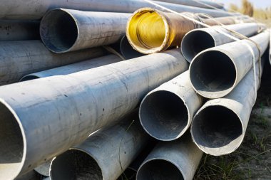 Yerdeki birçok büyük borular. PVC boru arka planı.