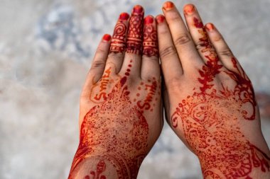 Kızın elinde kına dövmesi var. Henna mehendi ile eller