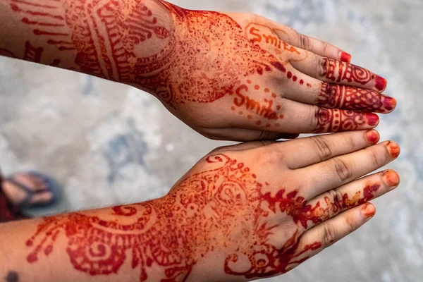 Henna mehendi 'li eller. Güzel Bangladeşli kızın eline mehndi çizildi. Yaklaş.