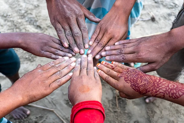 Egy Csapat Kéz Megérinti Egymást Mint Egy Szeánsz Gyerekek Kezei — Stock Fotó