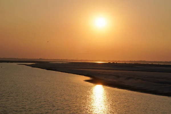 美丽的金色落日景象 湖水秀丽 黄昏岛上的水面反射出太阳光 这个岛位于孟加拉国 — 图库照片