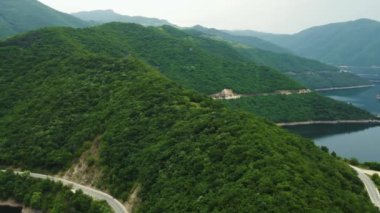 Dağların ve nehrin güzel manzarası