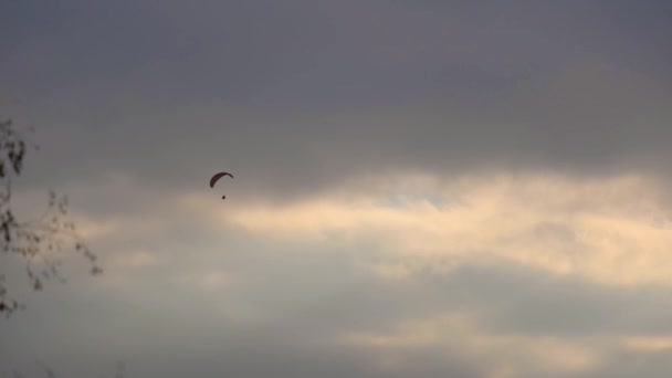 滑翔伞飞行员在多云的天气中的轮廓 — 图库视频影像