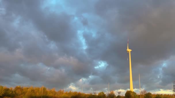 Moulin Vent Rotatif Avec Gros Nuages Gris Dans Ciel — Video
