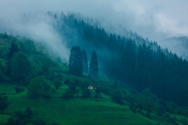 Sis bulutlarıyla baharda yüksek dağlar