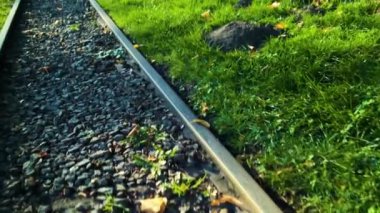 Bahçe parkında güneşli bir gün Sonbahar sabahı, demiryolu