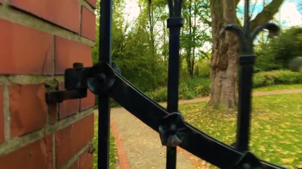 Сонячний День Садовому Парку Восени Вранці Металеві Ворота — стокове відео