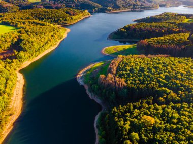 Yeşil dağların ve nehrin havadan görünüşü, yukarıdan manzara.