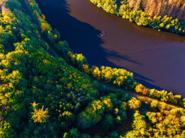 Yeşil dağların ve nehrin havadan görünüşü, yukarıdan manzara.