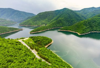 Yeşil dağların ve nehrin havadan görünüşü, yukarıdan manzara.