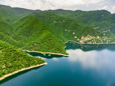 Yeşil dağların ve nehrin havadan görünüşü, yukarıdan manzara.