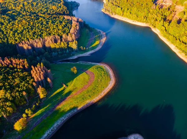 緑の山と川の空中景色 上からの眺め — ストック写真