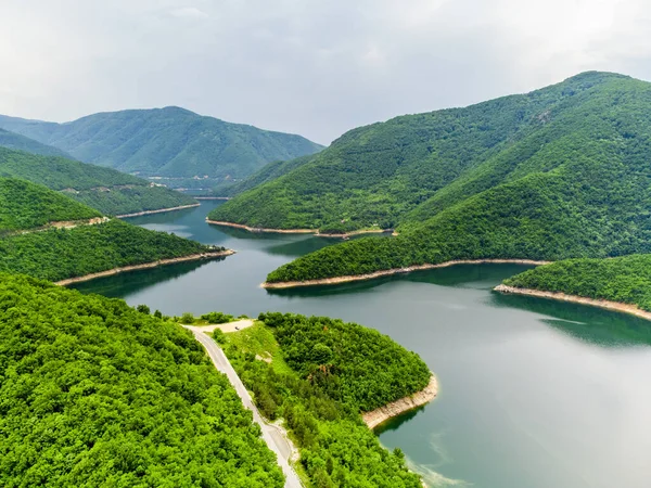 Yeşil dağların ve nehrin havadan görünüşü, yukarıdan manzara.