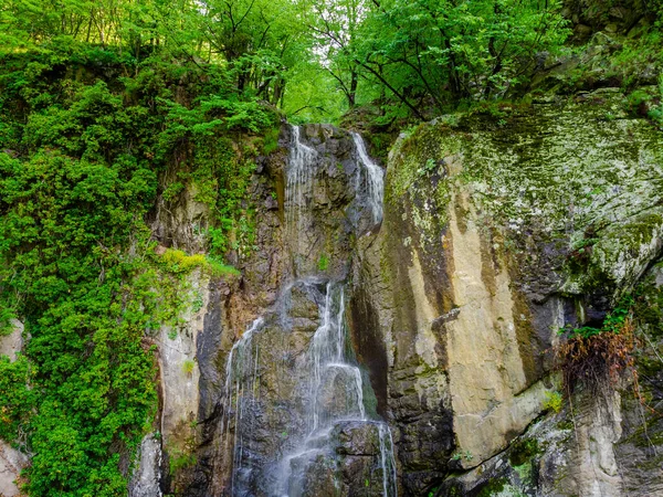 Wasserfall Tiefen Berg Mit Großen Felsen — Stockfoto