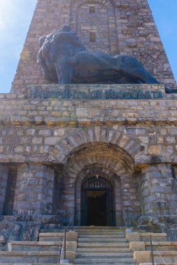 1877-1878 yılları arasında Bulgaristan 'da Shipka Geçidi' nde gerçekleşen savaşı anan Özgürlük Anıtı