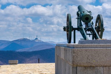 1877-1878 yılları arasında Bulgaristan 'da Shipka Geçidi' nde gerçekleşen savaşı anan Özgürlük Anıtı