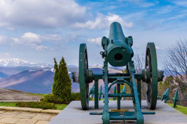 1877-1878 yılları arasında Bulgaristan 'da Shipka Geçidi' nde gerçekleşen savaşı anan Özgürlük Anıtı