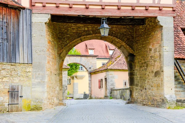 Rothenburg Der Taubero古城街道和拱门 — 图库照片